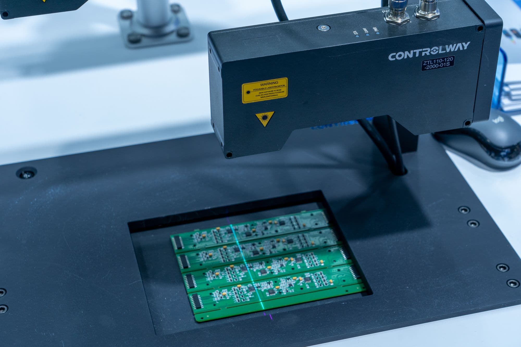 Une caméra de vision industrielle qui inspecte des cartes électroniques