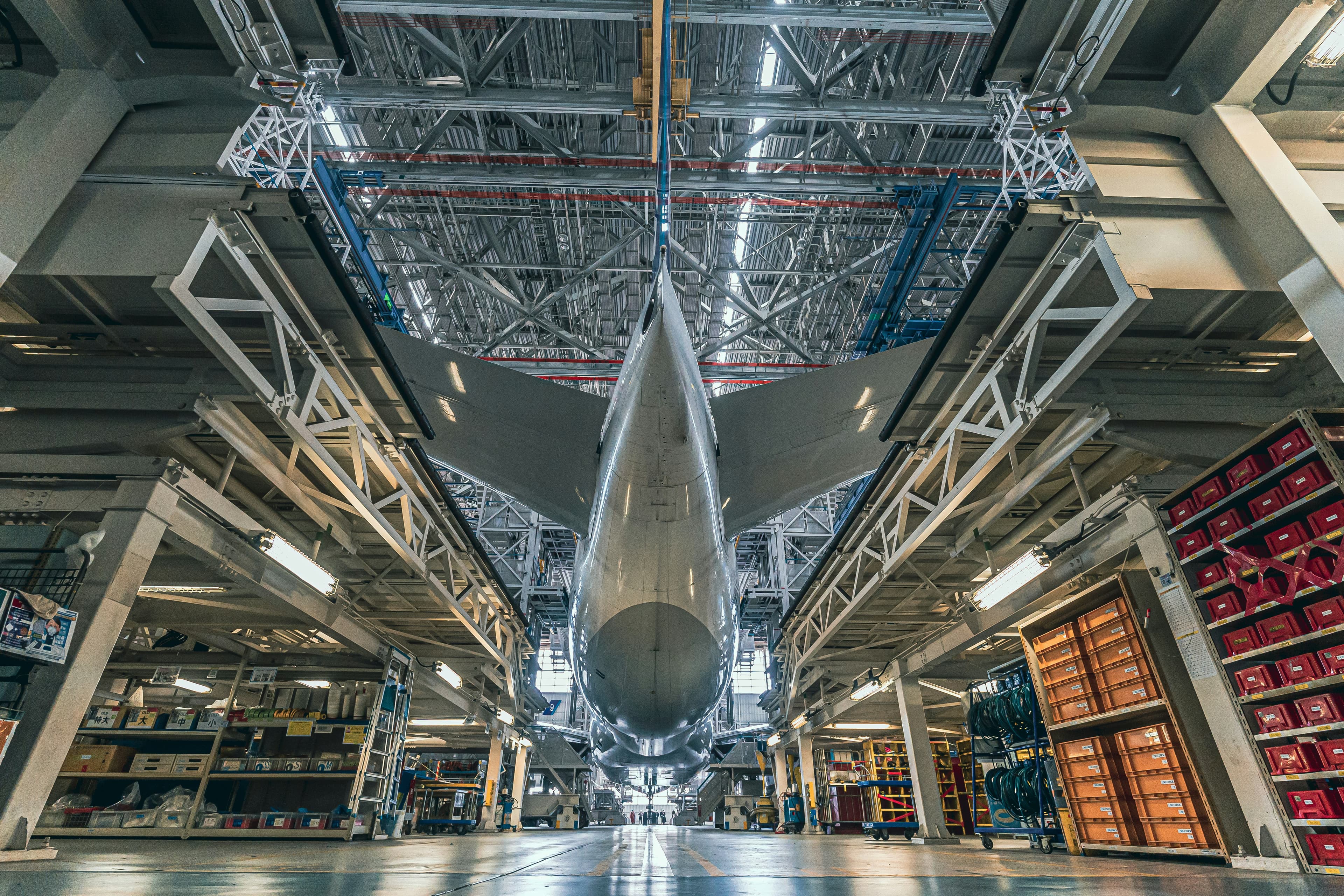 Un avion en maintenance dans un hangar