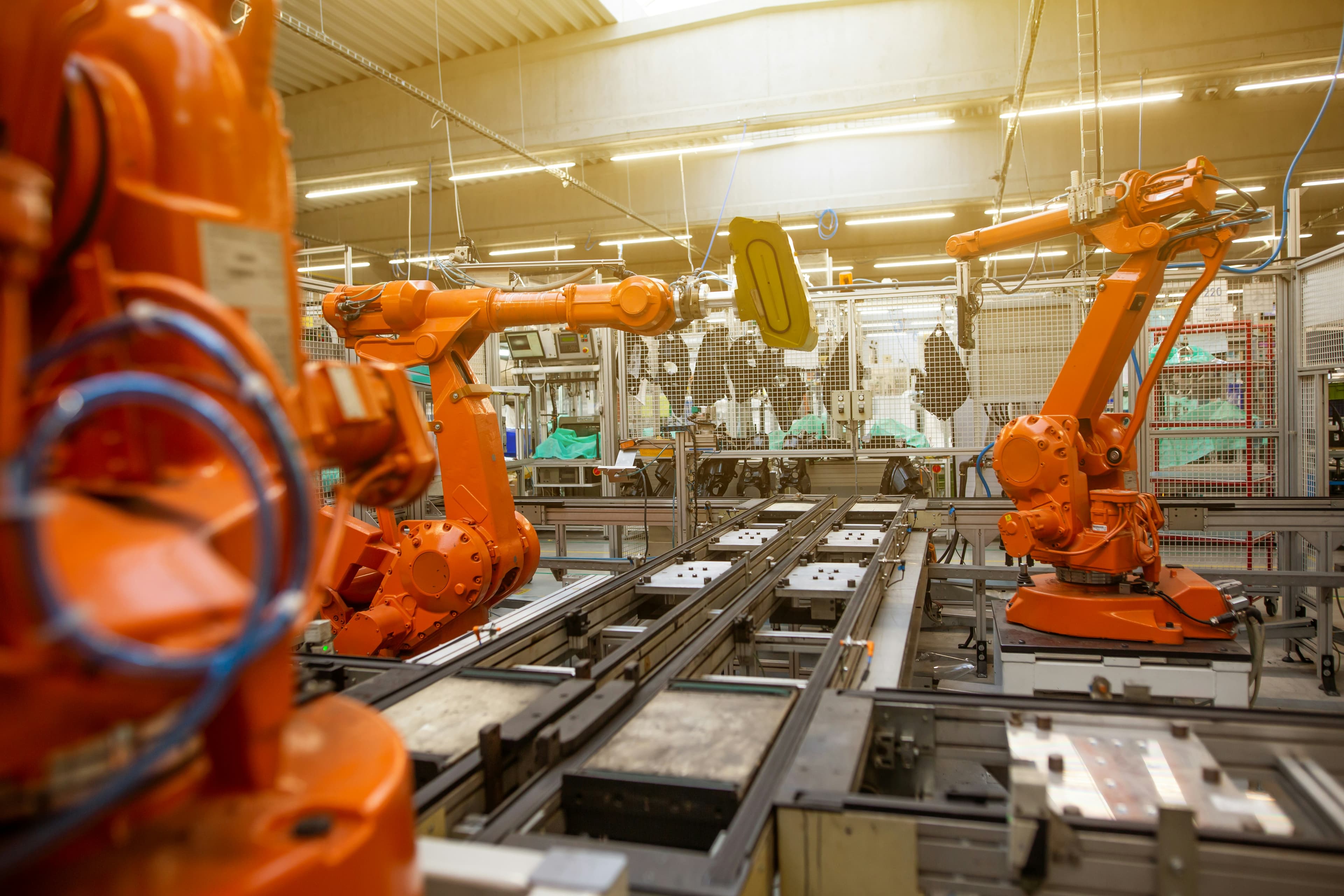 Des robots orange sur une ligne de production