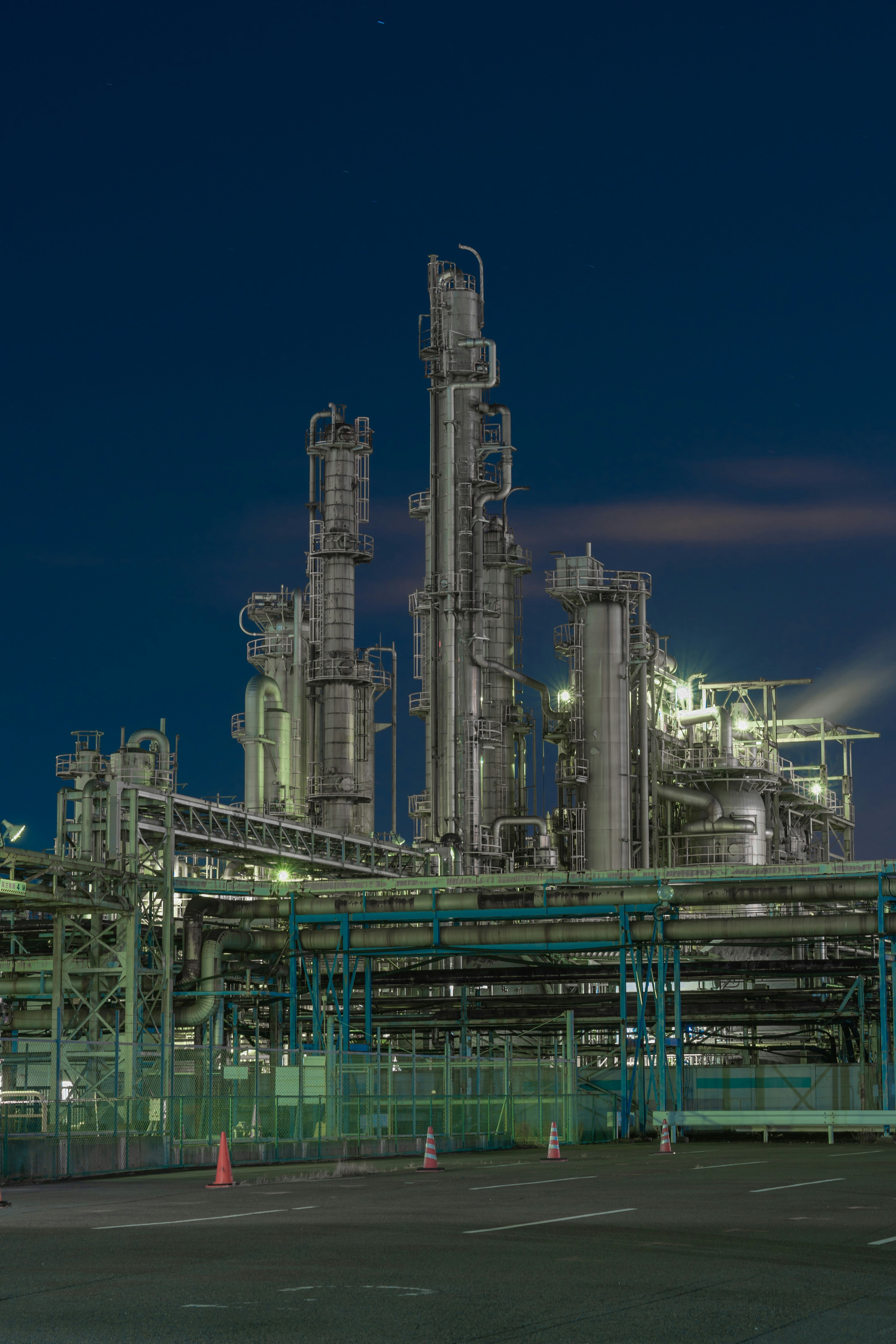 Les tours d'une raffinerie de nuit