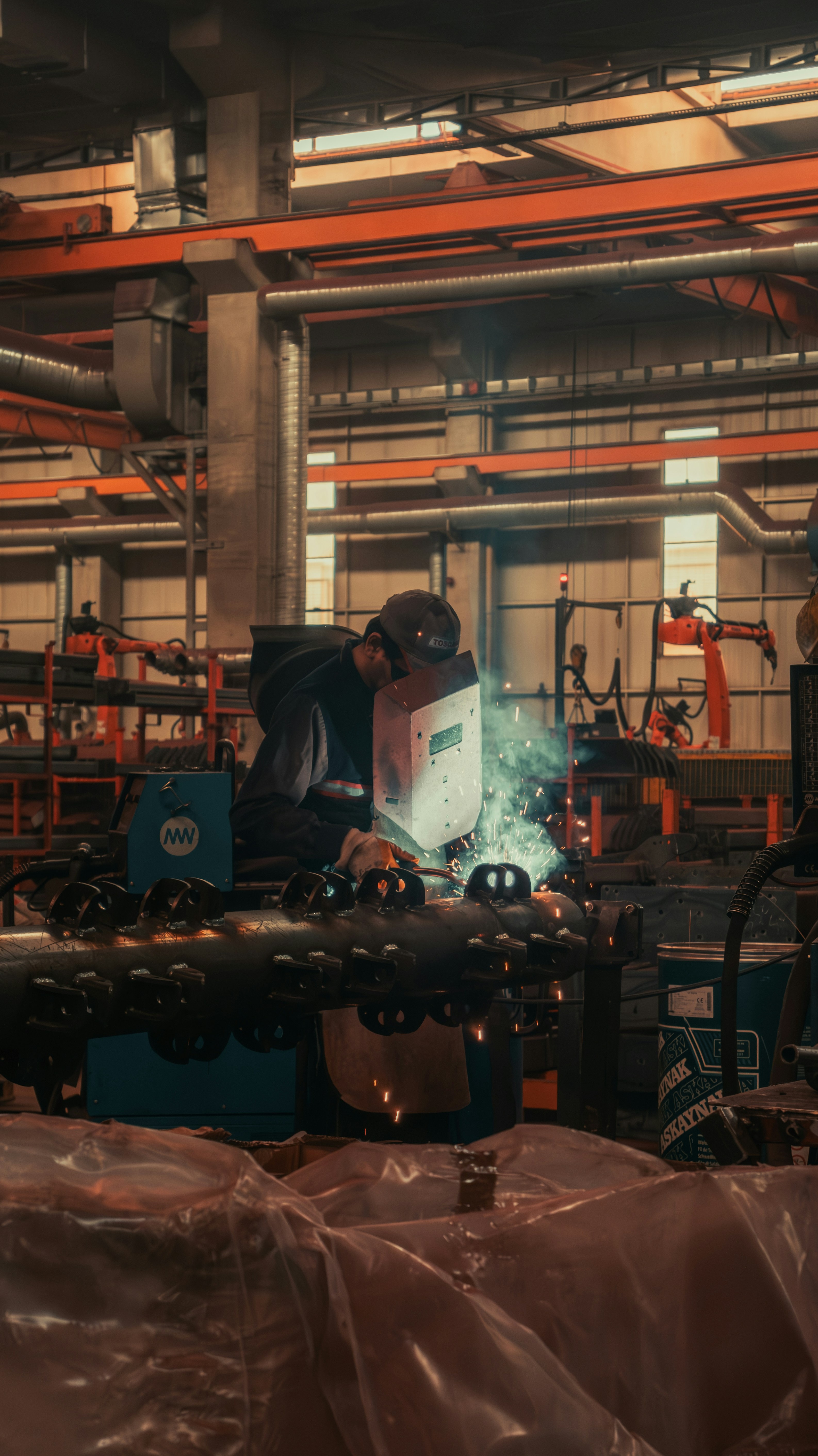 Un soudeur au travail dans une usine