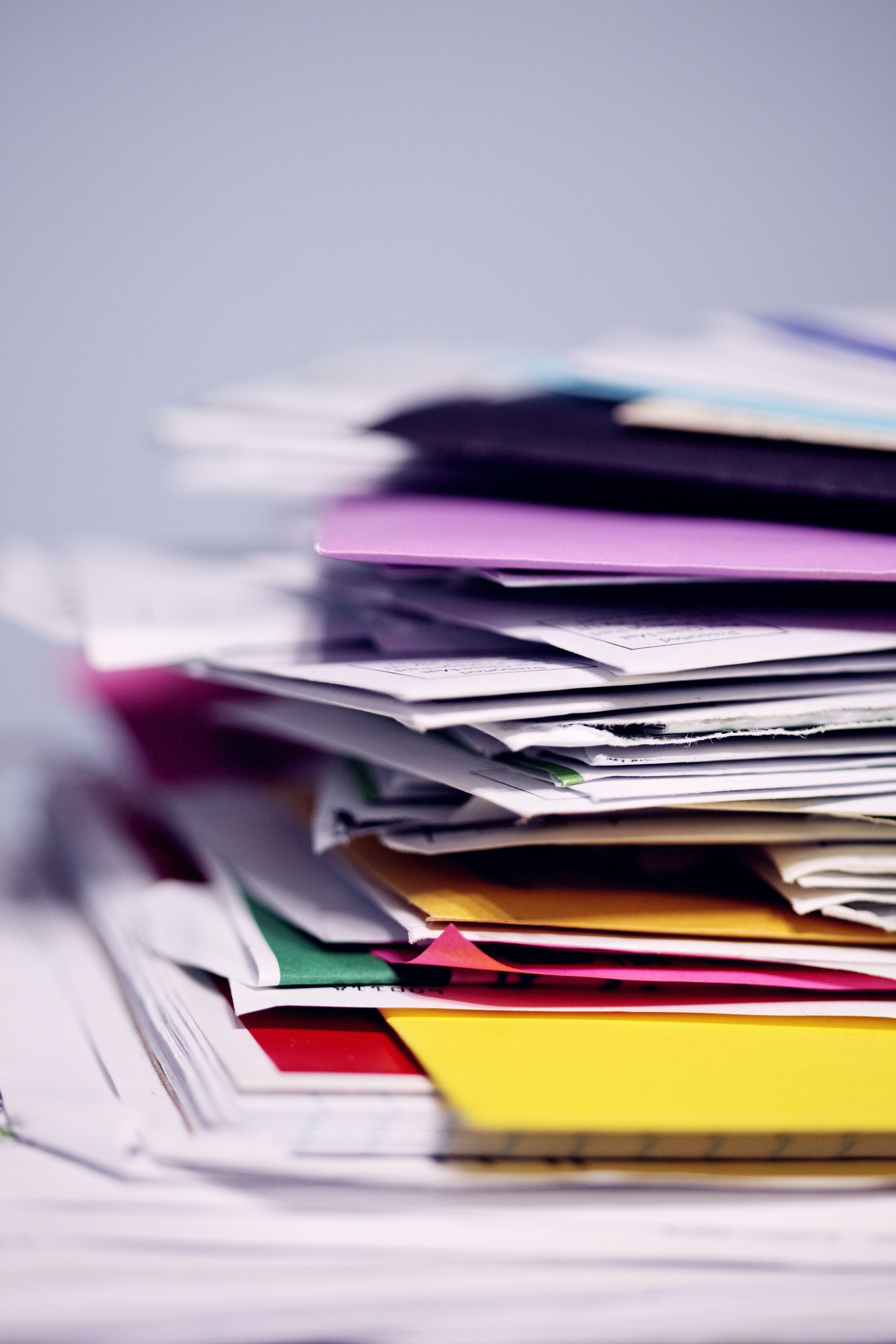 Une pile de papiers et de dossiers colorés