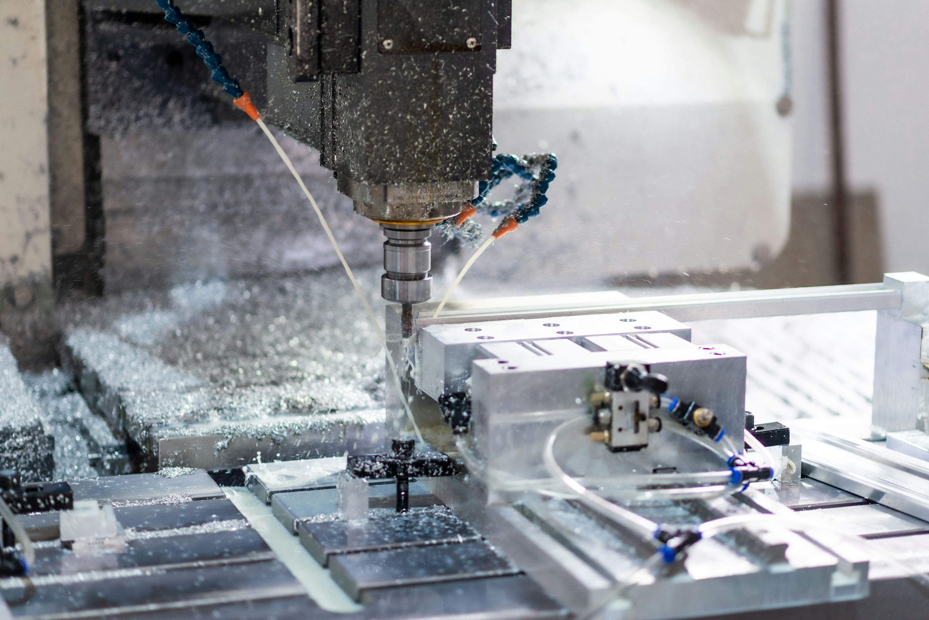 Un centre d'usinage CNC qui fraise une pièce en aluminium